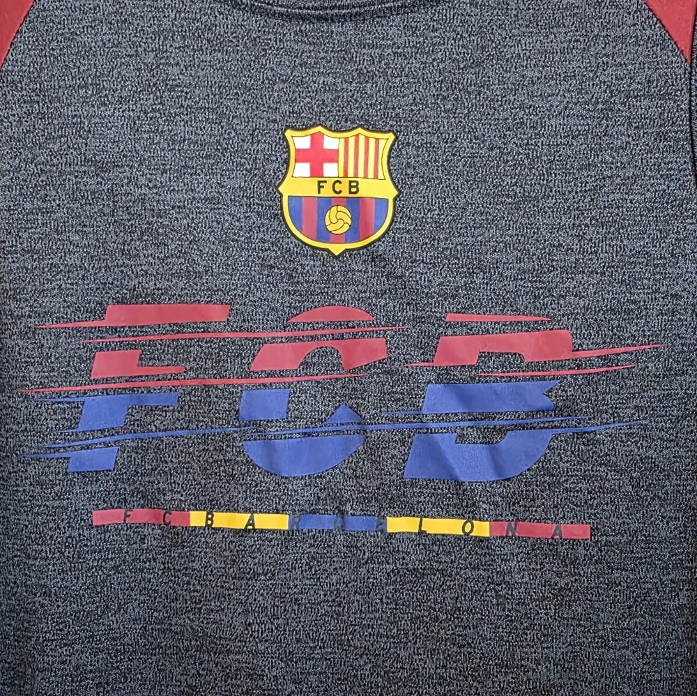 NWOT FC Barcelona Logo Kids Graphic Soccer T-Shirt Size Medium